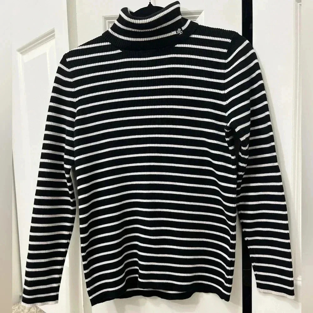Vintage Lauren Ralph Lauren knit turtle neck, fits like a Medium